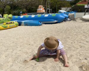 ルネッサンスリゾートのプライベートビーチで遊ぶ娘