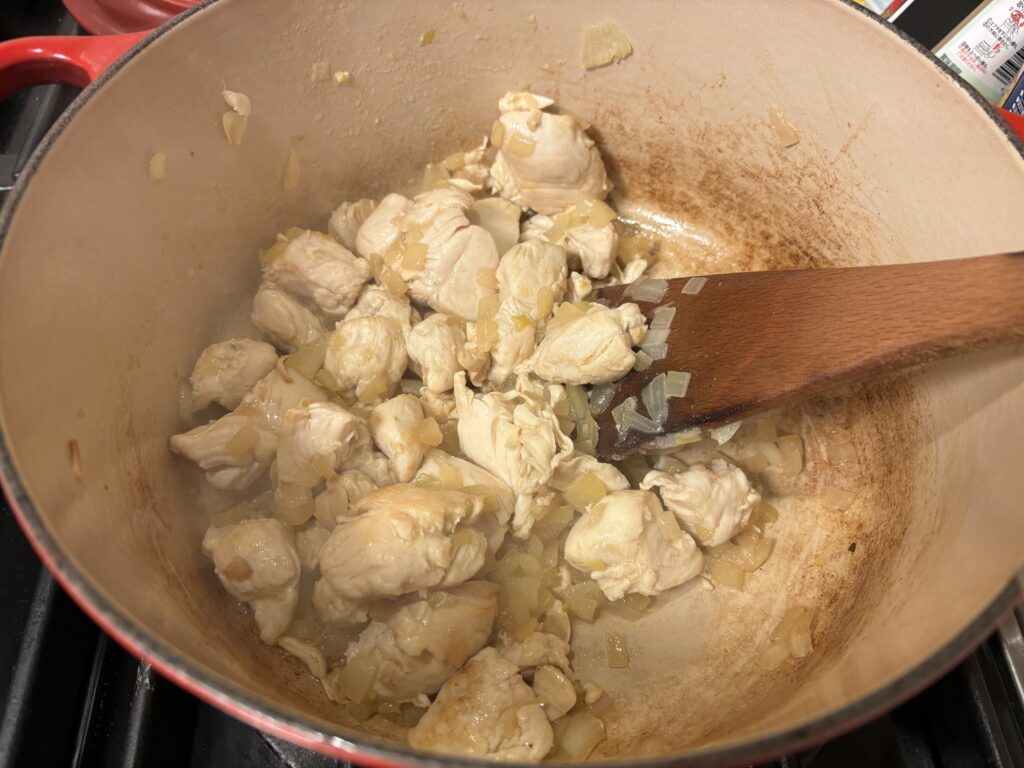 一口サイズに切った鶏のささみを炒めます